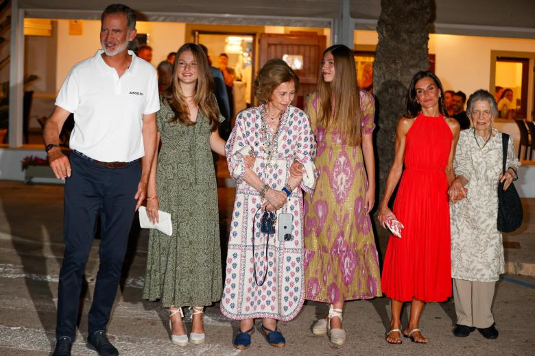Los Reyes y sus hijas, junto a la Reina Sofía e Irene de Grecia, tras su cena de este sábado en Palma de Mallorca