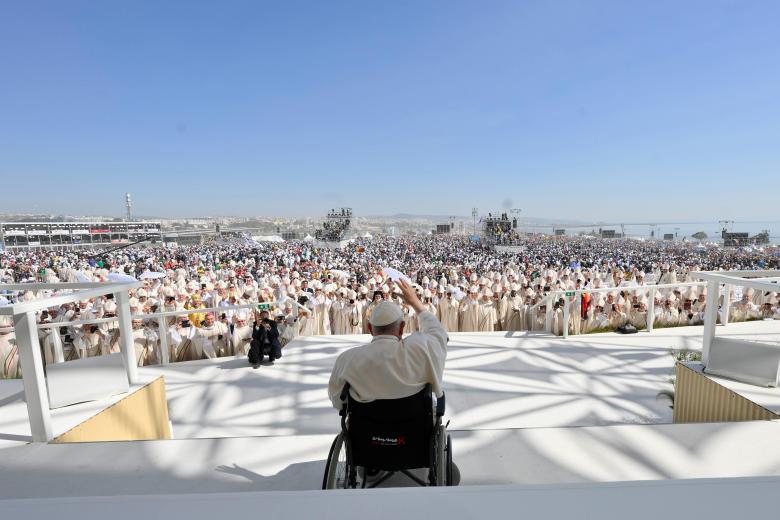 El Papa saluda a los jóvenes reunidos para la Misa final de la JMJ