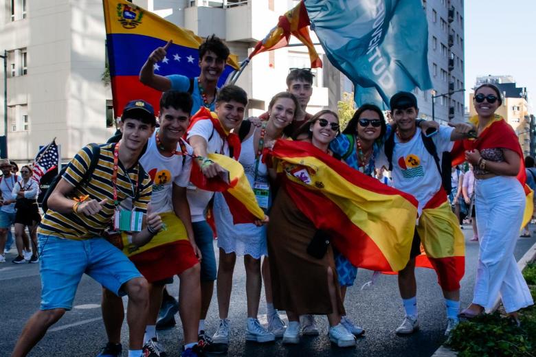 Un grupo de peregrinos españoles por las calles de Lisboa