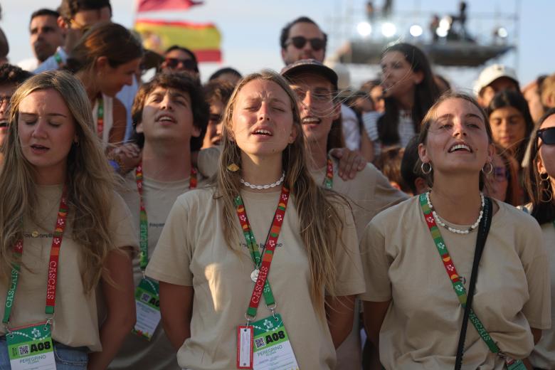 Jóvenes españoles rezan en la Vigilia de oración
