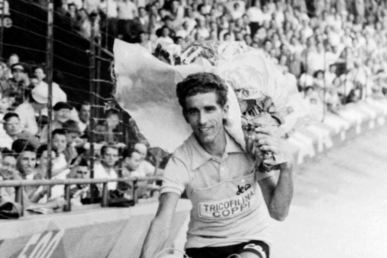 Bahamontes sonríe mientras celebra la victoria en el Tour de Francia del año 1959, la primera de un español en la principal carrera ciclista