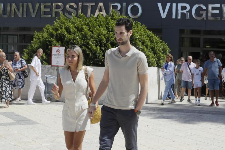 Sergio Rico ha salido por su propio pie del hospital junto a su pareja, Alba Silva