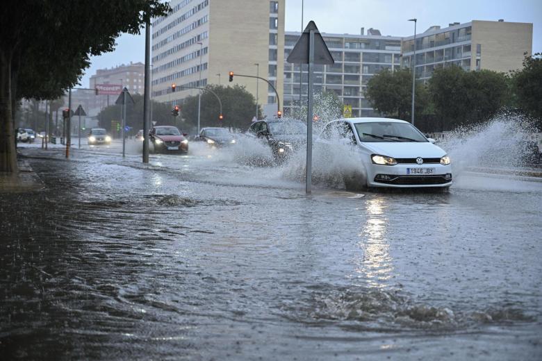 Una carretera inundada en Valencia