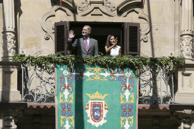 El Rey Felipe VI saluda a varias personas antes de entrar a la Catedral de Santa María la Real de Pamplona, a 8 de septiembre de 2023, en Pamplona, Navarra (España). Los Reyes han viajado hasta Pamplona para participar en los actos que conmemoran el 600º aniversario del Privilegio de la Unión,que es un tratado mediante el que los tres burgos de la ciudad en la Edad Media: la Ciudad de la Navarrería, el Burgo de San Cernin y la Población de San Nicolás, se unieron en una sola entidad tras haber mantenido fuertes disputas que incluyeron enfrentamientos armados. El rey Carlos III el Noble, el 8 de septiembre de 1423 otorgó lo que sería la carta fundacional de la ciudad moderna, génesis de la Pamplona actual.
08 SEPTIEMBRE 2023;COMUNIDAD;FORAL;NAVARRA;REY;
Eduardo Sanz / Europa Press
08/9/2023