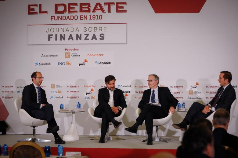 Pablo Martínez-Pina (PwC), Ignacio Juliá, consejero delegado de ING, y Enrique Serra (Banco Caminos), junto al moderador de la primera mesa, Fernando Rayón