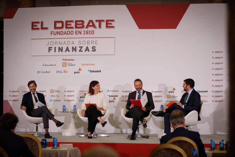 José Antonio Barberá, presidente de Bankinter, Belén Flor, responsable de financiación sostenible de ING, José Rosado, Periodista de El Debate y Pablo Hernández de la Merced, CaixaBank Asset Management, durante la tercera mesa de la primera Jornada Financiera de El Debate, 'Finanzas sostenibles, riesgos y oportunidades'