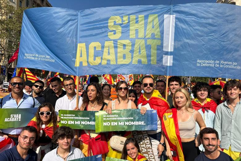 La manifestación ha congregado a ciudadanos, políticos y diferentes plataformas como S'ha acabat