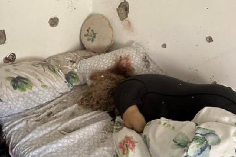 Imágenes de la barbaríe cometida por lso terroristas de Hamas en el kibutz Beeri. El cuerpo de una mujer tendida en la cama. En la pared las perforaciones de los proyectiles