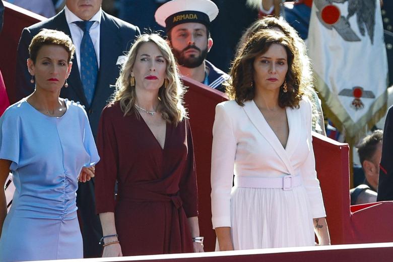 La presidenta de Navarra María Chivite, la presidenta de la Junta de Extremadura, María Guardiola, y la presidenta de la comunidad de Madrid, Isabel Díaz Ayuso, este jueves durante el desfile del Día de la Fiesta Nacional en Madrid, presidido por los reyes, en el que participan 4.177 militares, 86 aviones y helicópteros y 142 vehículos terrestres.EFE/ Chema Moya