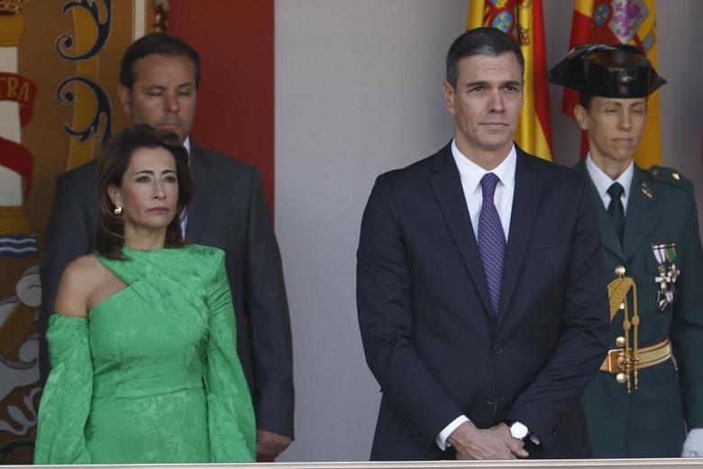 El presidente del Gobierno, Pedro Sánchez, y la ministra de Transportes Raquel Sánchez, este jueves durante el desfile del Día de la Fiesta Nacional en Madrid