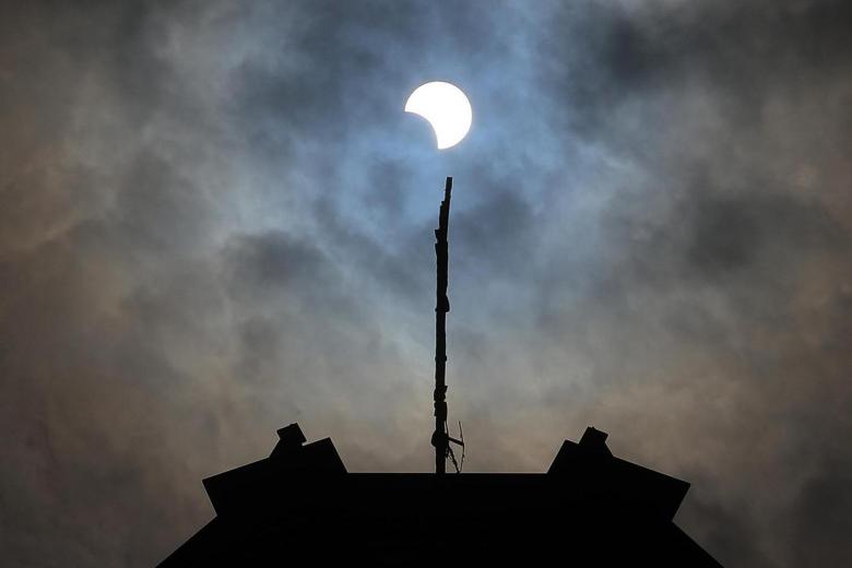 Poco después de las 8:00 hora local (12:00 GMT), la Luna empezó a cubrir el Sol en la localidad de Eugene, en el estado Oregón (EE.UU.), según mostró la transmisión en directo de la NASA