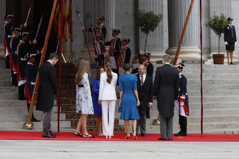 La Familia Real saluda a Francina Armengol y Pedro Rollan en la puerta del Congreso de los Diputados