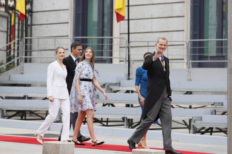 La Familia Real llega a las puertas del Congreso de los diputados