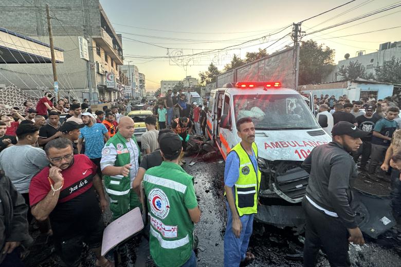 Una ambulancia fue destruida por Israel frente al hospital Al-Shifa en la ciudad de Gaza
