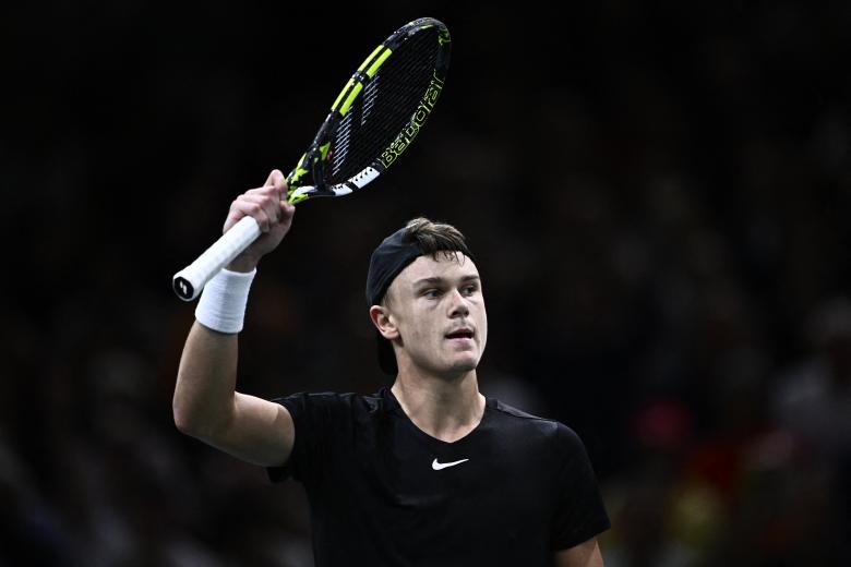 El tenista danés, Holger Rune, fue el último en conseguir plaza para el torneo. Lo hizo el pasado viernes en París, tras llegar a los cuartos de final frente a Djokoic. Ocupa el décimo puesto en el ranking ATP. Su temporada ha sido mala a causa de las lesiones que le han lastrado. Este año ganó el torneo de Múnich