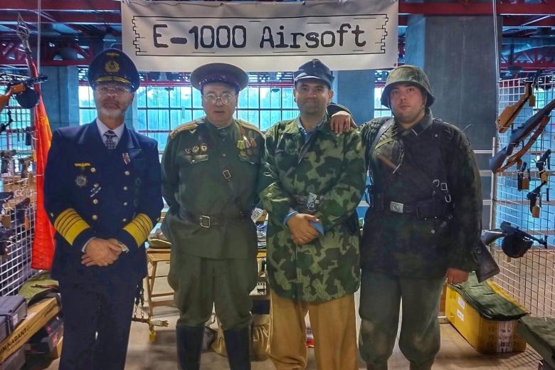 Varias aficionados al mundo militar posan con sus uniformes