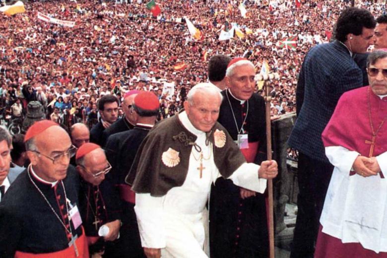 El cardenal Pironio, junto a san Juan Pablo II en la JMJ de Santiago de Compostela