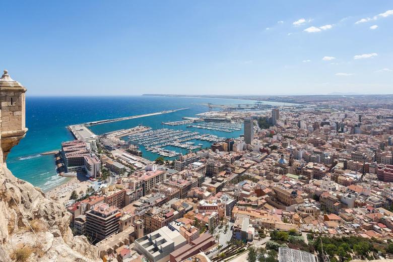 Vista de Alicante sobre el puerto