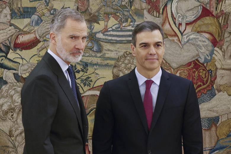 El presidente del Gobierno Pedro Sánchez, y el rey Felipe VI, tras prometer su cargo en el año 2023
