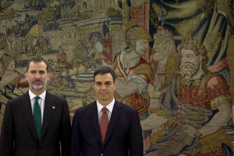 El presidente del Gobierno Pedro Sánchez, y el rey Felipe VI, tras prometer su cargo en el año 2018