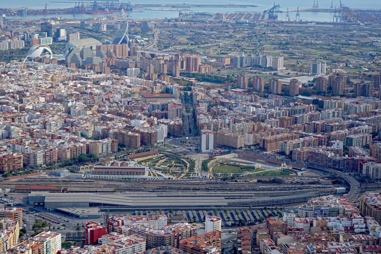 Vista aérea de Valencia, con el Puerto al fondo