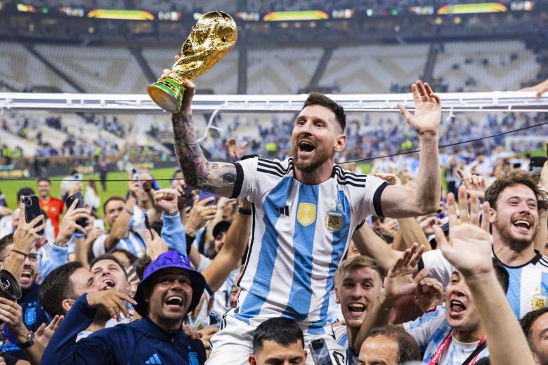 Leo Messi levantando el Mundial de Qatar con Argentina