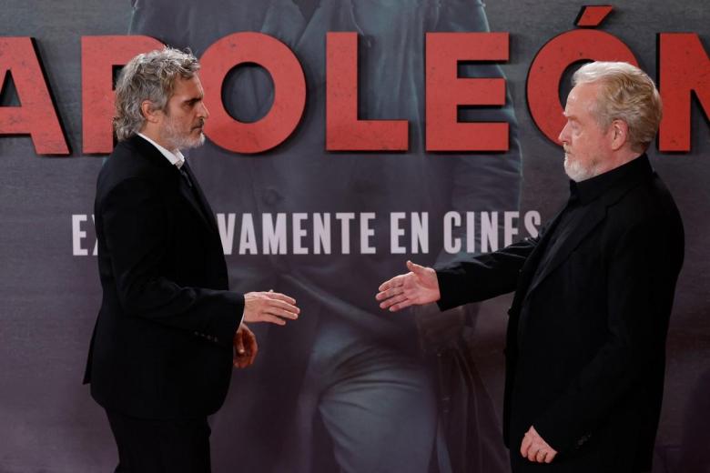 Joaquin Phoenix, junto a Ridley Scott en la premiere de Napoleón celebrada en el Museo del Prado, Madrid