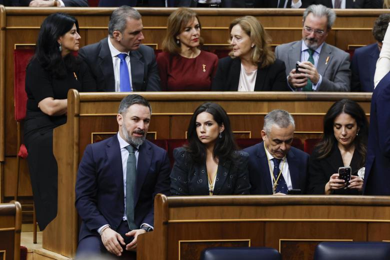 MADRID, 29/11/2023.- El líder de Vox Santiago Abascal (i) junto a la portavoz del partido en el Congreso Pepa Millán (2i) antes del comienzo de la solemne apertura de la XV Legislatura, en una sesión conjunta de las Cortes Generales que se celebra en el Congreso y donde el rey pronunciará un discurso ante el nuevo Gobierno de Pedro Sánchez y los diputados y senadores elegidos el pasado 23 de julio. EFE/ J.j. Guillen