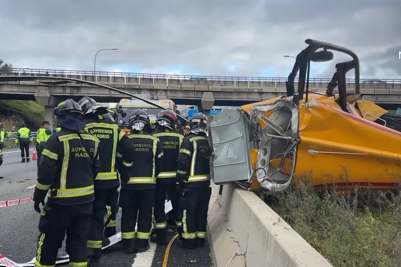 Los bomberos han acudido de inmediato a retirar la aeronave y a atender a los heridos