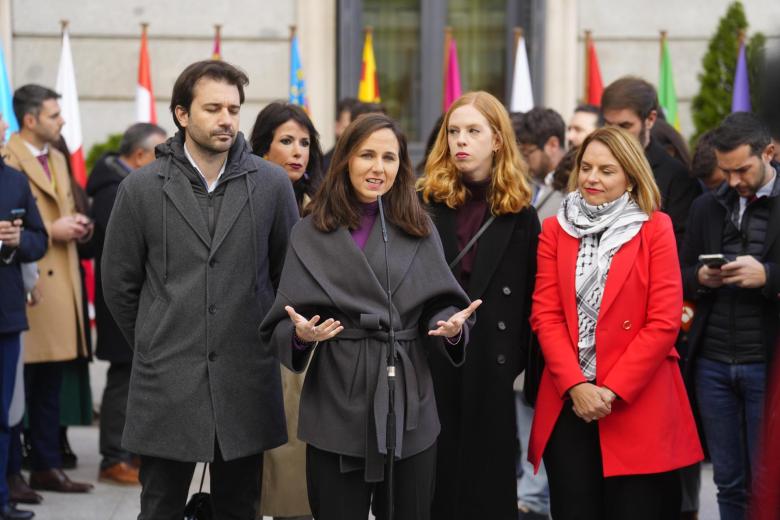 La secretaria general y diputada de Podemos Ione Belarra junto al resto de diputados de su partido