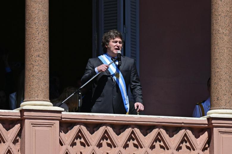 El nuevo presidente de Argentina habla ante la multitud desde un balcón del palacio de gobierno de la Casa Rosada