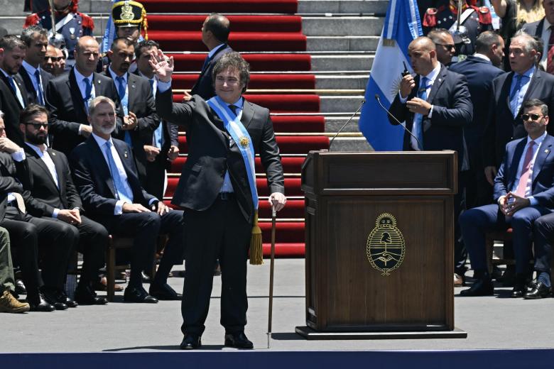 El nuevo presidente de Argentina, Javier Milei, saluda a los ciudadanos después de pronunciar su discurso inaugural