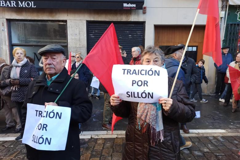 Las calles aledañas a la plaza Consistorial también están abarrotadas