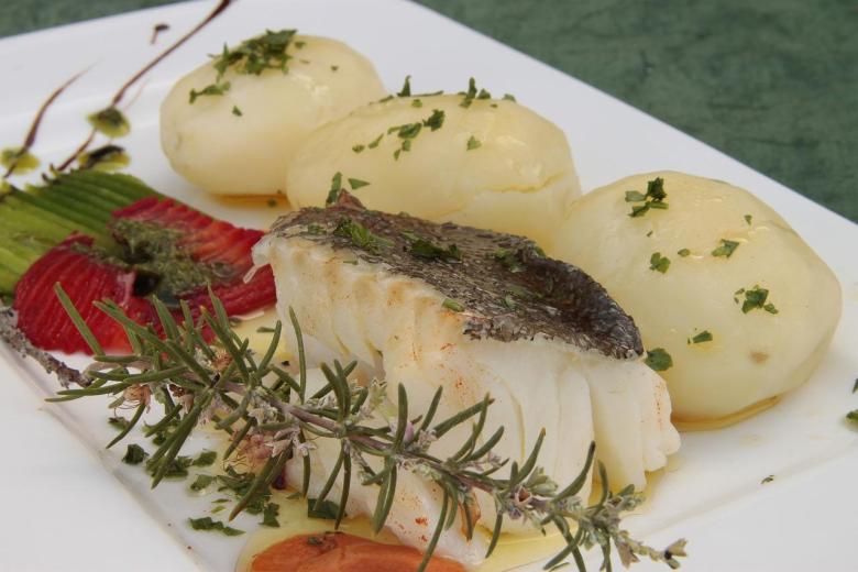 3.	Bacalhau da consoada: El bacalao, ingrediente conocido de la gastronomía lusa, no podía faltar en las navidades. Este plato se prepara con patatas, huevo duro, col, y aceite.
