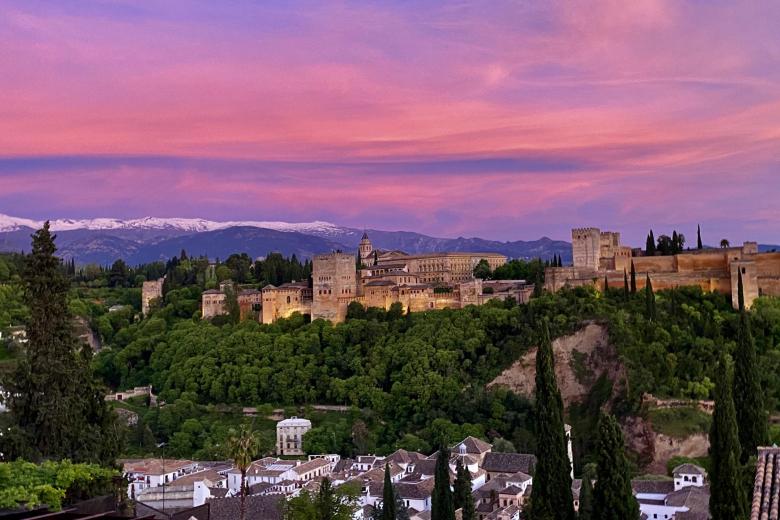 La Alhambra, Granada: La alhambra es un complejo palatino andalusí en Granada. Fue construida por Muhammad Ibn Nasr. Agrupa jardines palacios y fortalezas. Fue concebida como zona militar, la Alhambra pasa a ser residencia real tras el establecimiento del reino nazarí. A lo largo del tiempo la alhambra se convirtió en una ciudadela con altas murallas que albergaba dos zonas principales: la zona militar o la alcazaba y la medina o ciudad palatina. No se tienen referencias como residencia de los reyes hasta el siglo XIII, sin embargo, la edificación existe desde el siglo IX. La Alhambra se convirtió en una corte cristiana en 1492 cuando los reyes católicos conquistaron Granada. Luego de esto se construyeron lugares para albergar ciudadanos prominentes, una iglesia y un monasterio franciscano.