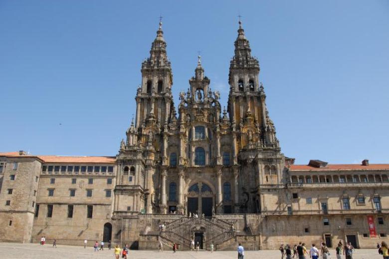 Catedral de Santiago de Compostela, La Coruña: Ubicada en La Coruña, esta catedral no posee un estilo único. Si bien tiene una fuerte presencia del románico, también tiene elementos del gótico y barroco. Además, anticipó tendencias artísticas antes de que se dieran, como, por ejemplo, la predisposición a la altura y un mayor naturalismo escultórico. El Rey Alfonso II es el que decide construir esta catedral. La catedral pasa por muchas etapas de construcción y demolición, y es en 1075 cuando se inicia la construcción de la actual catedral, ordenada por el rey Alfonso VI. Puedes visitar esta catedral o hacer una peregrinación, tradición que se sigue desde el año 813, y admirar los elementos más impresionantes del edificio como la cripta, las portadas y el Pórtico de la Gloria.