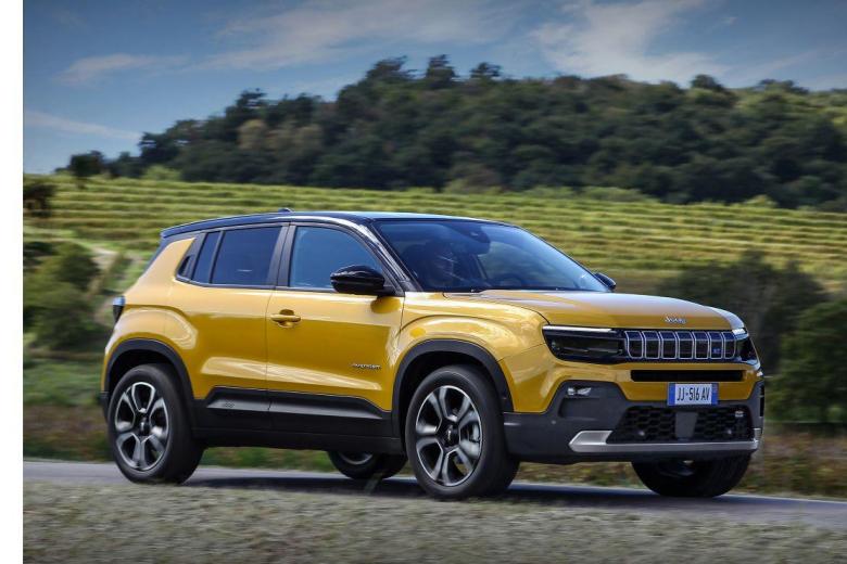 Jeep Avenger, la versión urbana de uno de los mayores iconos del automóvil. Con una longitud de cuatro metros es excepcional en ciudad, disponiendo de versiones gasolina de 100 caballos, híbrida ligera y 100 % eléctrica de 156 caballos de potencia con 400 kilómetros de autonomía