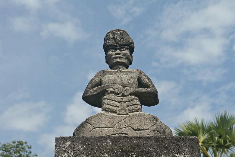 1. Sumba, Indoneisa: Para aquellos que buscan un destino de playa este lugar es ideal. Con mucho sentido y conciencia comunitaria Sumba es un lugar perfecto, frente a la popularidad y multitudes de Bali, y es que, además, tiene el doble de tamaño. El resort Nihi Sumba fue al que puso a este lugar en los buscadores. Luego de su apertura en 2012 abrieron otros resorts ecológicos de lujo como The Sanubari y Cap Karoso. Esta isla te sorprenderá no solo por su sostenibilidad, sino también por su biodiversidad. Forma parte de la Línea Wallace, de gran interés científico por su riqueza de flora y fauna.