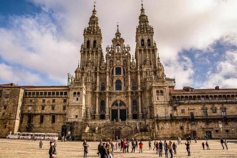 16.	Galicia, España: Playas vacías con acantilados bordeadas del violento océano Atlántico, Galicia no podía faltar en esta lista. Además de ser hogar de la Catedral de Santiago de Compostela, Galicia es una zona histórica en donde en cada esquina podrás viajar al pasado. Galicia recibe muchos visitantes al año por el Camino de Santiago, que fue por primera vez registrado en la Edad Media. Pero además de esto, Galicia tiene una gastronomía impresionante, al ser una zona marítima puedes disfrutar de buenos mariscos y pescados. También puedes ser testigo de vistas impresionantes, puedes visitar el “fin del mundo” como lo llamaron los romanos, más conocido como Finisterre. También puedes ver todos los faros que reúne este lugar, entre ellos la torre de Hércules, que se cree que es el faro romano más antiguo del mundo.