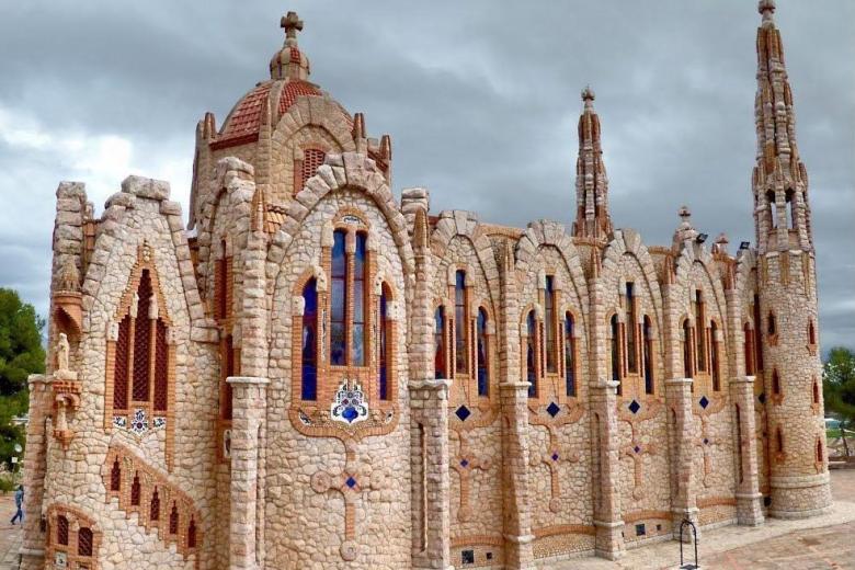 Santuario de Santa María Magdalena 'Pequeña Sagrada Familia' en Novelda