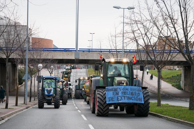 Tractores marchan por la carretera Pradoviejo de Logroño.