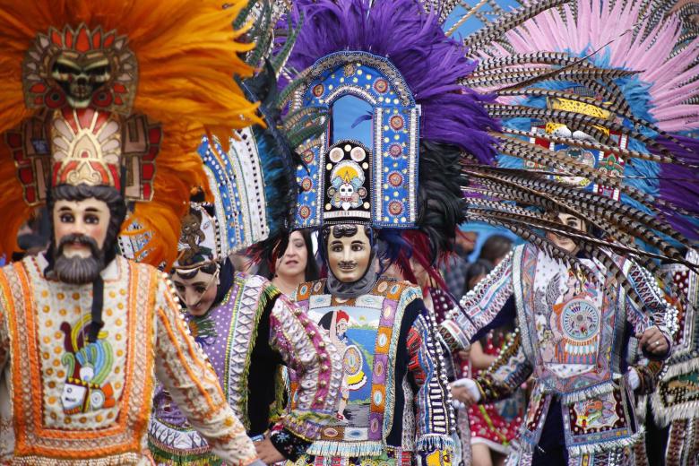 Artistas con trajes típicos participan este sábado en el 'Carnaval de Carnavales' por las principales calles de la ciudad de Pachuca, en el estado de Hidalgo (México)