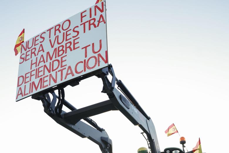 ARGANDA DEL REY (MADRID), 26/02/2024.- Los tractores participantes en la marcha de 100 vehículos convocada por los sindicatos agrarios ASAJA, COAG-IR y UPA inician su marcha desde el Puente viejo den Arganda del Rey hasta el Ministerio de Agricultura. EFE/ Chema Moya