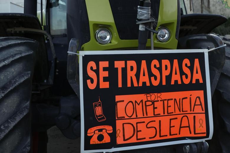 ARGANDA DEL REY (MADRID), 26/02/2024.- Los tractores participantes en la marcha de 100 vehículos convocada por los sindicatos agrarios ASAJA, COAG-IR y UPA inician su marcha desde el Puente viejo den Arganda del Rey hasta el Ministerio de Agricultura. EFE/ Chema Moya