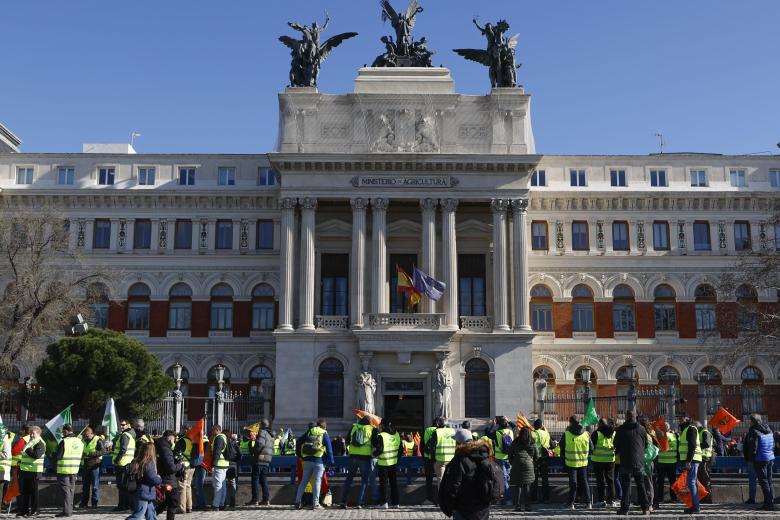 MADRID, 26/02/2024.- Agricultores de varios puntos de España se manifiestan frente a la sede del Ministerio de Agricultura en Madrid este lunes. España arranca una tercera semana de protestas del campo en un lunes en el que se producirá una cita clave en Bruselas- con el consejo de ministros del ramo que buscará soluciones para aliviar a los productores- y un centenar de tractores y miles de manifestantes que ocupan el centro de Madrid. EFE/ J.J. Guillén