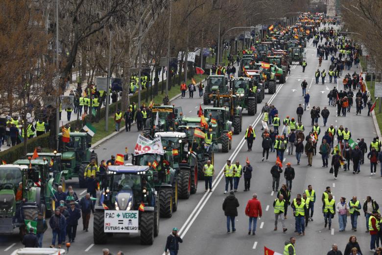 MADRID, 26/02/2024.- Tractores y personas a pie de la protesta agrícola convocada este lunes en la ciudad de Madrid que ha llegado hasta el Ministerio de Agricultura, Pesca y Alimentación, ya en la capital, tras salir a primera hora de la mañana del municipio de Arganda del Rey, en un recorrido que, hasta el momento, se ha desarrollado con "normalidad". EFE/  JJ.Guillén