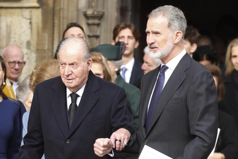 Don Felipe y Don Juan Carlos, a la salida de la ceremonia en recuerdo del Rey Constantino