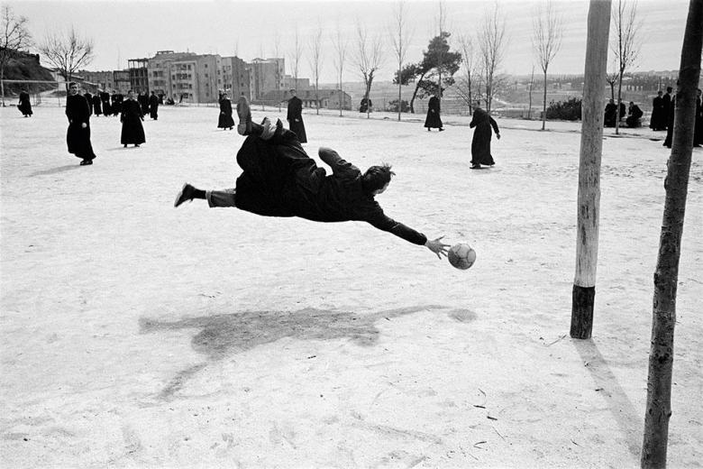Seminaristas jugando al futbol (1959)