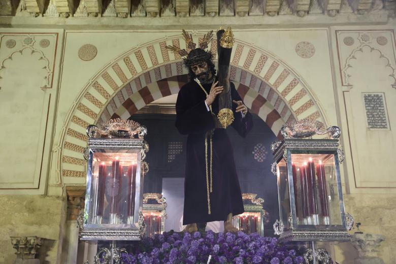La imagen del Soberano Poder en su vía crucis