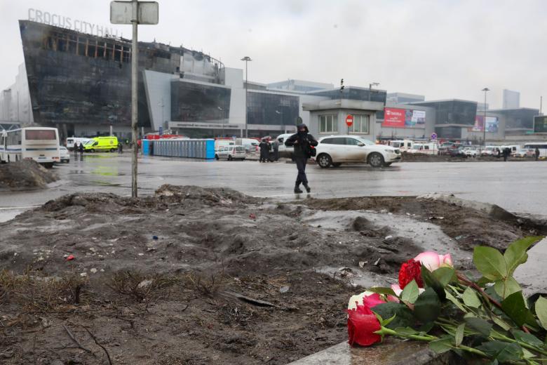 Flores dejadas en el lugar del atentado, Crocus City Hall en Krasnogorsk, a las afueras de Moscú,